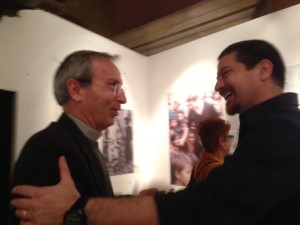 Guillermo Luna saluta P. Renato Salvatore all'inaugurazione della mostra "Presenze"