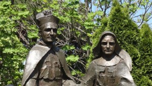 Statua dedicata alla Beata Vannini e al Beato Tezza a Grottaferrata 