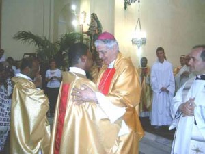 Monsignor Menichelli ordina due confratelli sacerdoti nel santuario San Camillo di Bucchianico