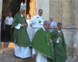 Celebra l’eucaristia a Bucchianico con p. F. Monks e p. R. Salvatore