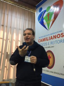 P. Vincenzo Capozza presenta l'iniziativa delle missioni Camilliane parrocchiali.