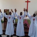 Salutano l'assemblea