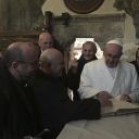 Il-papa-firma-il-libro-dei-visitatori-attorniato-dai-francescani-che-reggono-il-santuario-e-dal-nuovo-vescovo-di-Rieti-mons.-Domenico-Pompili_imagefullwide