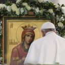papa-franceco-davanti-a-maria-min