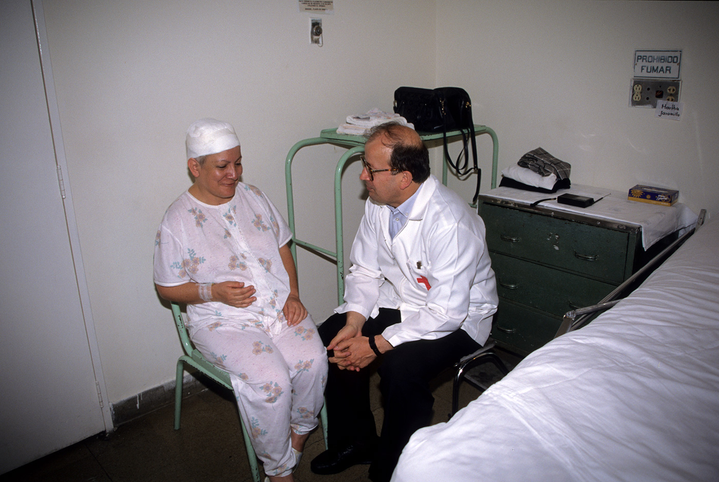 Padre camillino assiste malata