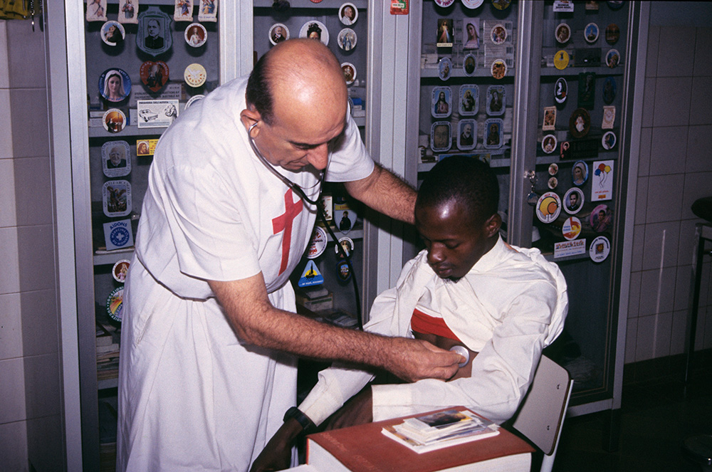 medico camilliano visita un paziente