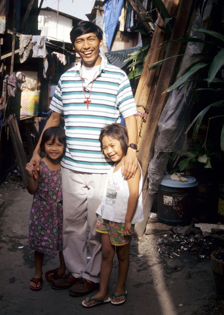 Fratello camilliano con 2 bambini tra le baracche
