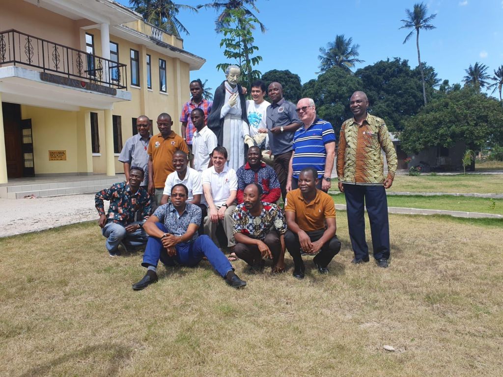 Foto di gruppo dei fratelli della Delegazione in Tanzania