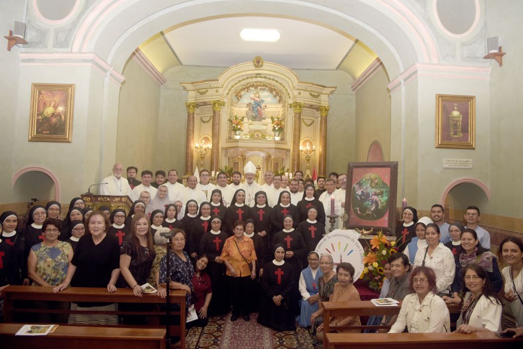 Gruppo di fratelli e suore camilliane dopo una celebrazione