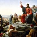 Cristo si trova sulla destra. E' vestito di blu e rosso e siede su una roccia. Intorno a lui molte persone lo ascoltano. Alcuni sono seduti altri in piedi.