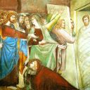 Un uomo vestito di azzurro e rosso è circondato da molte donne. Da una casa esce un uomo completamente fasciato di bianco