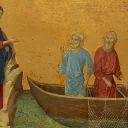 C'è un uomo sulla sinistra. E' vestito di blu e rosso. Sta in piedi su una roccia.Davanti a lui ci sono due uomini in una barca. Hanno una rete da pesca in mano. Un uomo è vestito di celeste. L'altro di marrone. Hanno entrambi la barba.