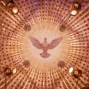 Una colomba vola in un cielo rossastro fatto a mosaico. E' il soffitto di una chiesa bizantina