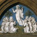 in una nicchia tonda si trovano sette figure. sei sono in ginocchio in basso, una al centro tra due gurppi uguali, è sollevata da terra. le figure sono tutte bianche in terracotta smaltata. lo sfondo è blu. ci sono alcuni rami di albero verdi.