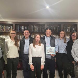 Foto di gruppo con padre Pedro Trampontin in Polonia. Ci sono sia uomini che donne