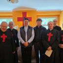 Gruppo di religiosi camilliani vestiti di nero con una croce rossa sul petto. Tra loro c'è anche padre Pedro Tramontin, superiore generale dei camilliani