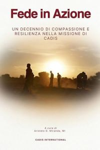 Questa è la copertina del libro "Fede in azione", in versione italiana. Sullo sfondo c'è il sole che tramonta. Dvanti ci sono tre persone che camminano.