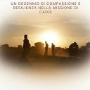 Questa è la copertina del libro "Fede in azione", in versione italiana. Sullo sfondo c'è il sole che tramonta. Dvanti ci sono tre persone che camminano.