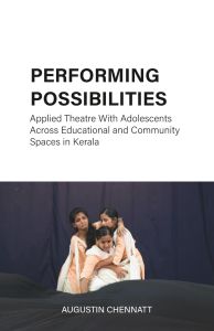Questa è la copertina del libro Performing possibilities. Al centro su un o sfondo nero ci sono tre bambine vestite di bianco che si abbracciano