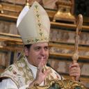 Un vescovo vestito di bianco con il cappello a punta celebra la messa per la festa della Maddalena.