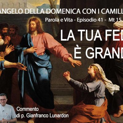 Un uomo con una camicia rosa e una tunica azzurra allontana con la mano una donna con una cuffia bianca, una camicia grigia e una gonna rossa. Davanti all'uomo ci sono altri uomini. Uno è vestito di giallo. La scena si svolge all'esterno. Lo sfondo è scuro