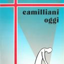 Nell'immagine c'è una grande croce rossa sottile. La croce si trova sul lato sinistro dell'immagine. Lo sfondo è azzurro chiaro. Al centro ci sono due persone stilizzate bianche. Una è per terra e l'altra l'aiuta ad alzarsi.