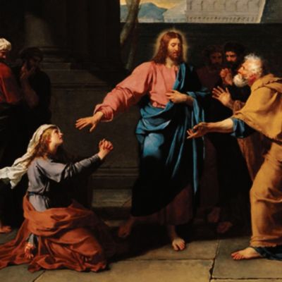Un uomo con una camicia rosa e una tunica azzurra allontana con la mano una donna con una cuffia bianca, una camicia grigia e una gonna rossa. Davanti all'uomo ci sono altri uomini. Uno è vestito di giallo. La scena si svolge all'esterno. Lo sfondo è scuro