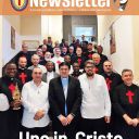Questa immagine è la copertina del n. 121 della Newsletter. Nell'immagine si vede la scritta Newsletter n.121 in alto su uno sfondo arancione. Sotto c'è un numeroso gruppo di religiosi camilliani di diverse età e provenienze. La maggior parte hanno l'abito nero con la croce rossa di San Camillo. Due uomini in prima fila hanno invece la camicia bianca con una piccola croce rossa al collo.