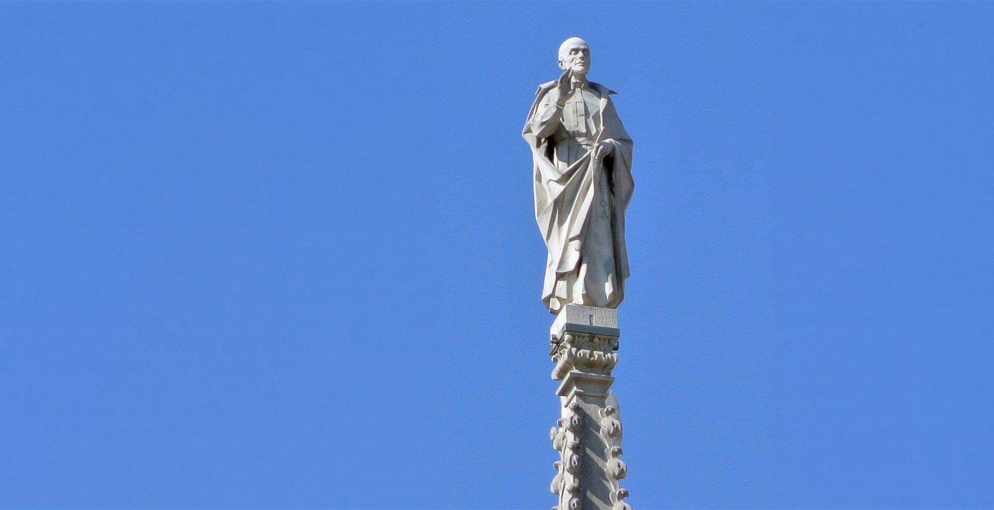 19 Ottobre 1969 – La statua di San Camillo sul duomo di Milano