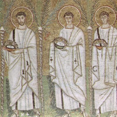 Nell'immagine ci sono sei figure vestite di bianco con un'aureola dorata in testa. Hanno tutti una corona in mano. E' un particolare del mosaico di Sant'Apollinare nuovo a Ravenna